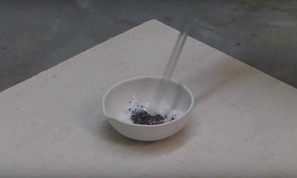 硝酸アンモニウムと亜鉛で火をつける方法