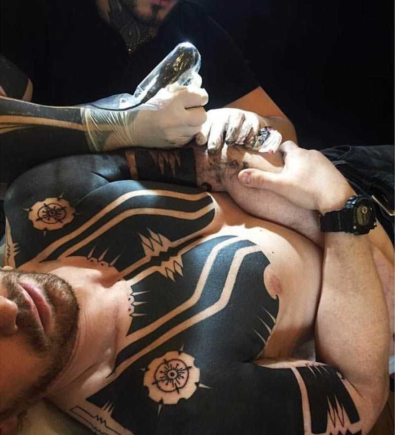 Ето всичко, което трябва да знаете за затъмняващите татуировки - текущата тенденция в мастилото на тялото