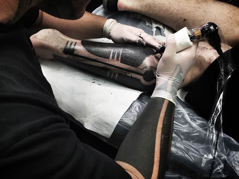 Itt van minden, amit tudnia kell a sötétítő tetoválásokról - a testfesték aktuális trendje