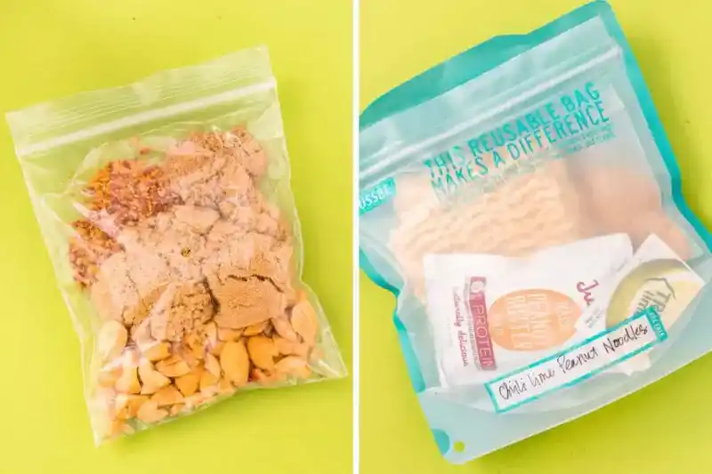   Levo: začimbe, rjavi sladkor in arašidi v majhni vrečki. Desno: vse sestavine v vrečki z zadrgo.