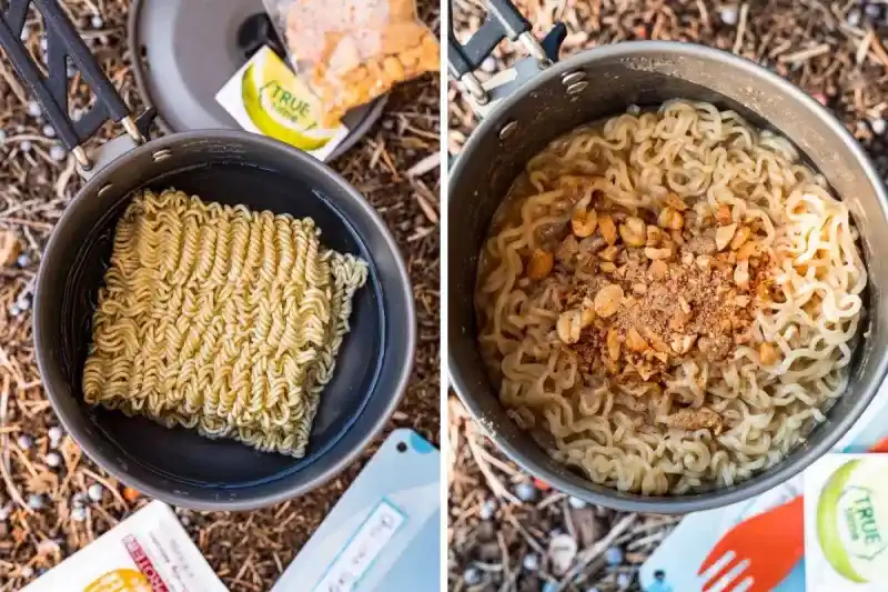   बाएं: बैकपैकिंग पॉट में रेमन नूडल्स। दाएं: मसालों और कटी हुई मूंगफली के साथ एक बर्तन में पकाए गए नूडल्स।