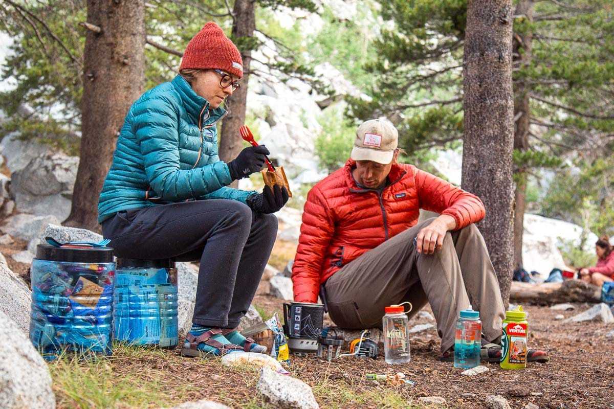 Megan og Michael spiser havregryn på en backpacking-campingplads