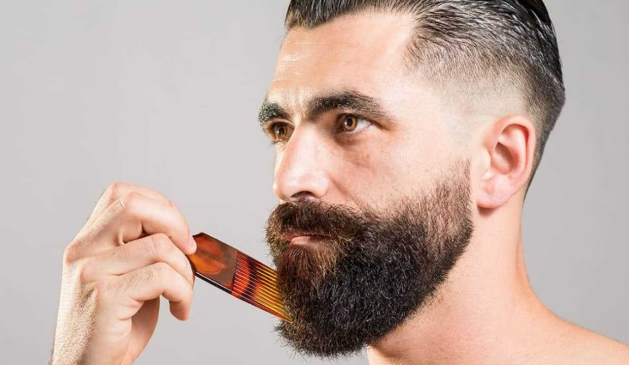 अपनी सूखी, घुंघराले, घुंघराले दाढ़ी को सीधा और आकार देने के 3 आसान तरीके