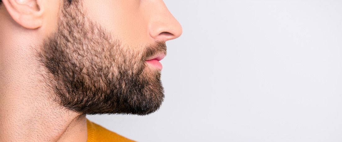 Külgprofiil mees täpselt määratletud habe ja kaelus