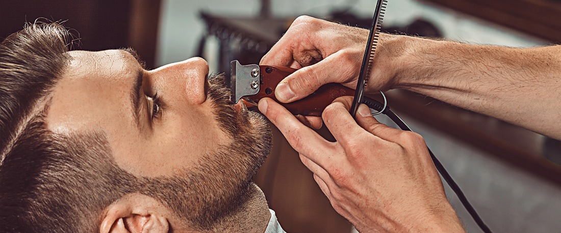 Muškarac koji je u salonu ošišao svoje čupave brkove