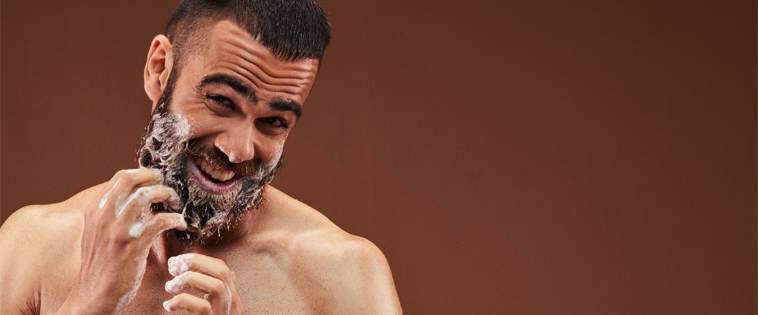 Cómo un principiante puede recortarse la barba en casa en 5 sencillos pasos