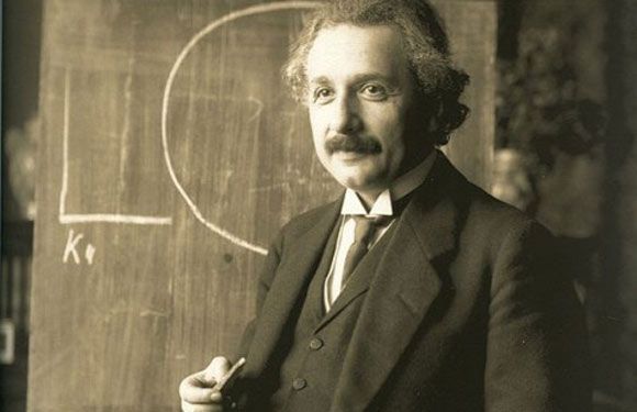 7) अल्बर्ट आइंस्टीन