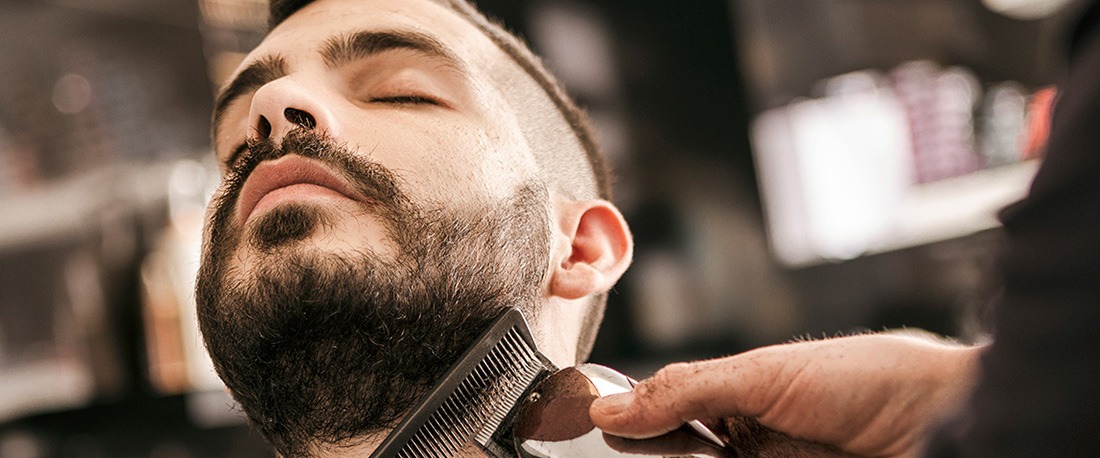 мъж с подстригване на брадата