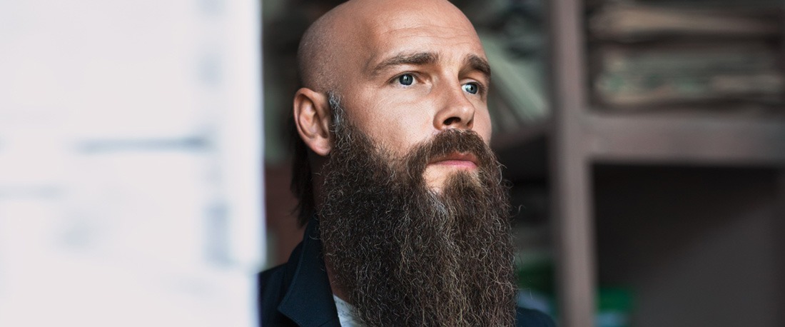 En skallet mann med et langt garibaldi skjegg