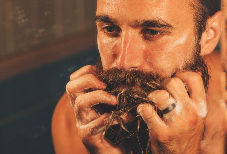 سیلون بند ہونے پر گھر میں پرو کی طرح اپنے داڑھی کو کیسے تراشیں اور شکل دیں