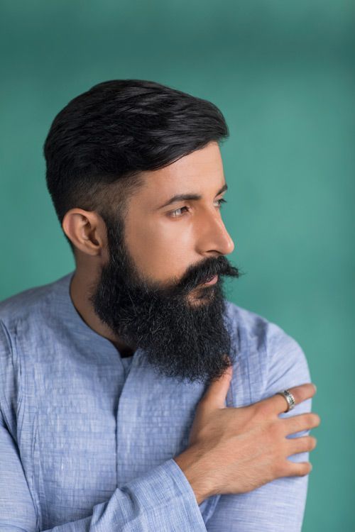 Model brade govori o rasti, vzdrževanju in oblikovanju dolge brade