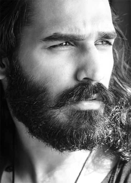 Najlepszy męski model Nitin Chauhan pokazuje nam, jak zapuścić dużą, grubą brodę