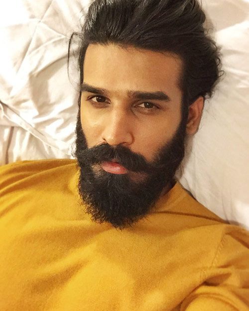 Le top modèle masculin Nitin Chauhan nous montre comment faire pousser une grosse barbe grasse