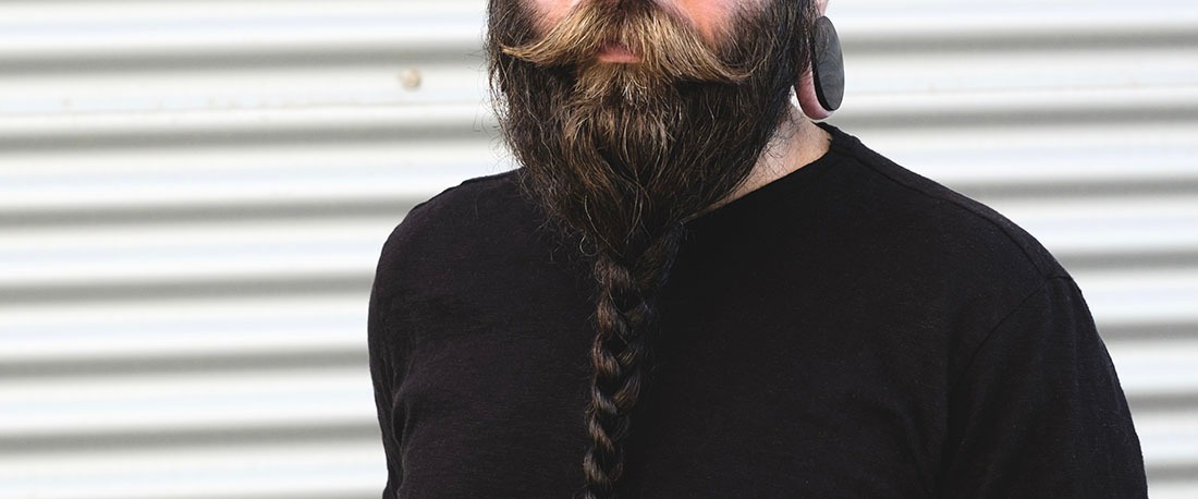 En mann med en ekstremt lang flettet skjeggstil
