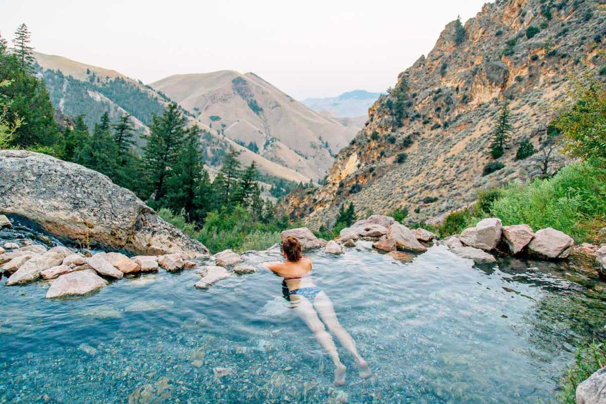 Megan ligger i goldbug Hot Springs i Idaho