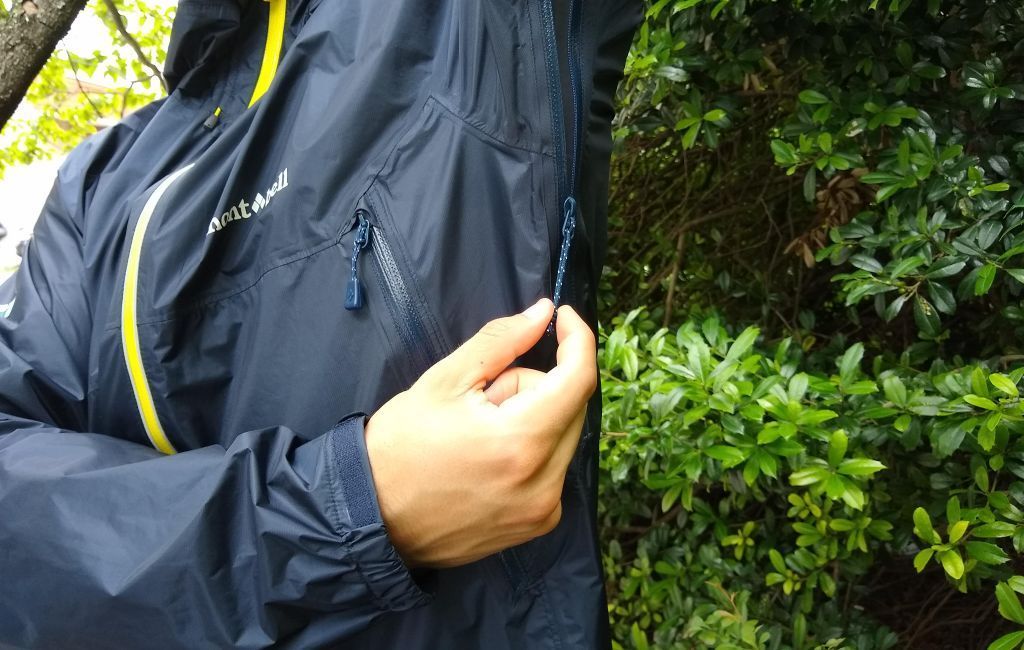 montbell versalite lahke zadrge z deževno jakno