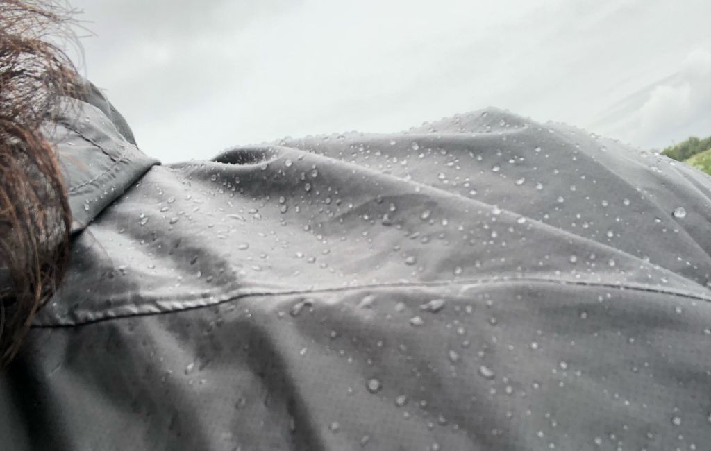 revêtement dwr sur veste de pluie légère outdoor research helium ii