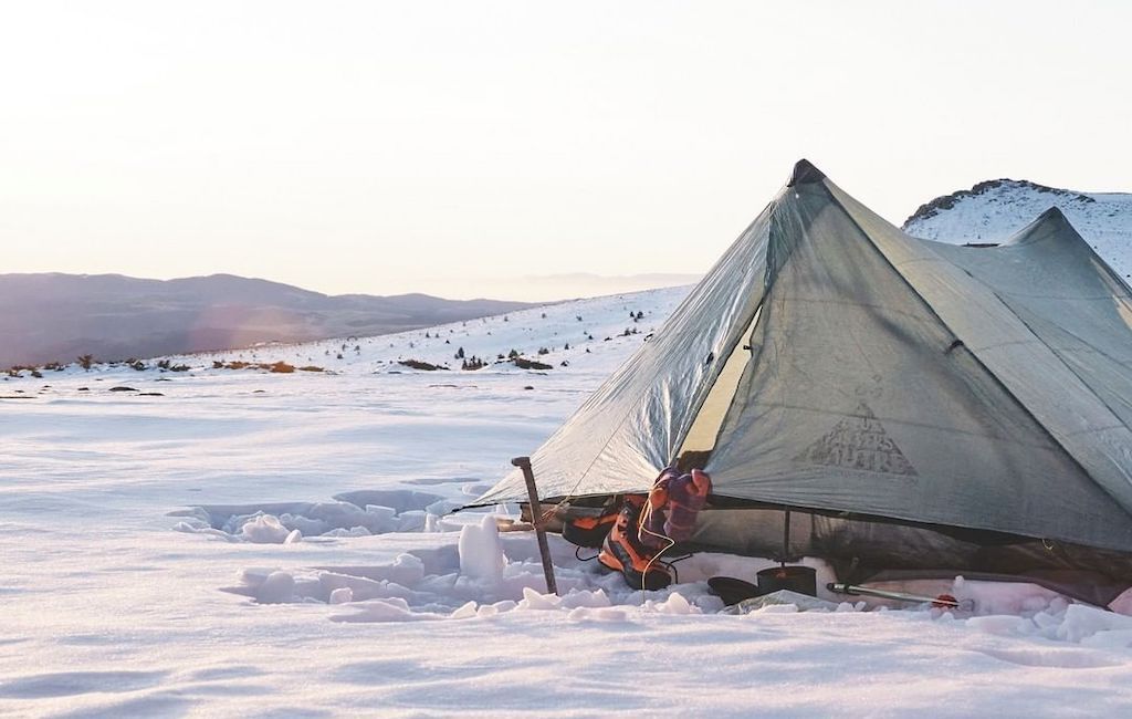 برف میں موسم سرما میں پیدل سفر خیمہ
