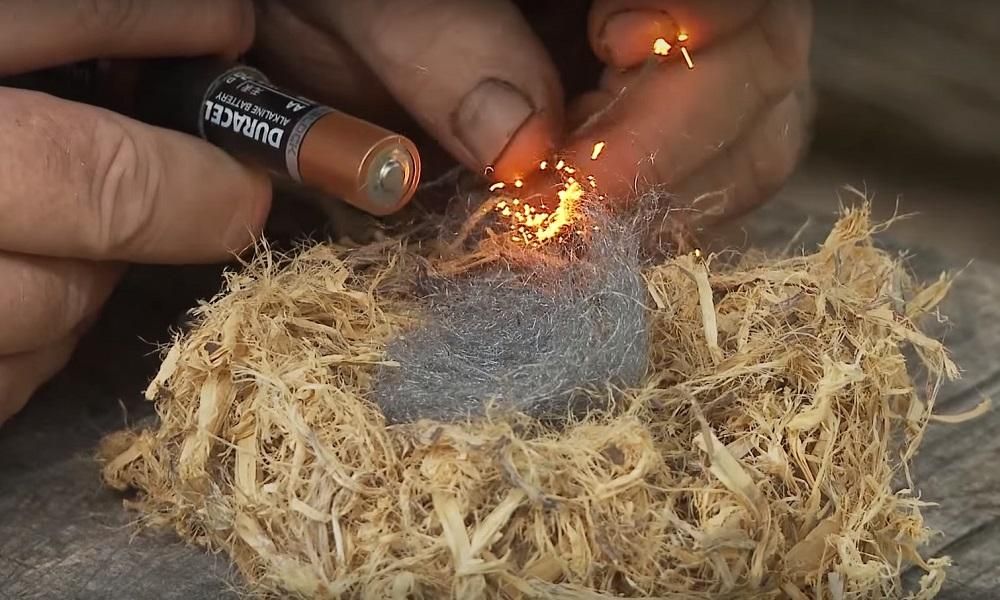 Hoe maak je vuur met batterij en wol