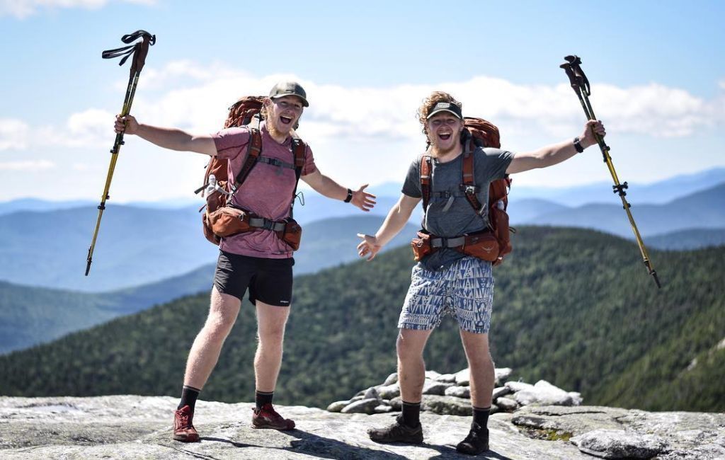 dva planinara u planinarskim majicama kratkih rukava