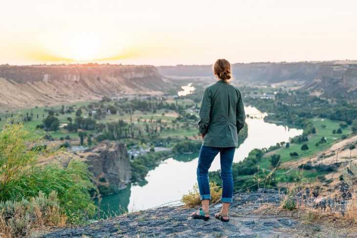Megan katselemassa auringonlaskua Snake Riverin yli Twin Fallsissa Idahossa