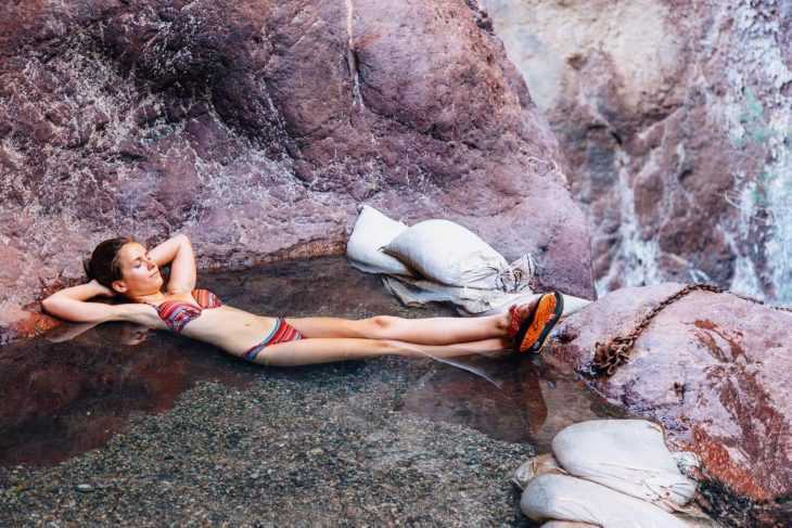 Megan thư giãn trong suối nước nóng Ring Bolt