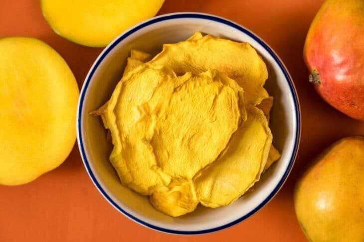 Tørret mango i en skål