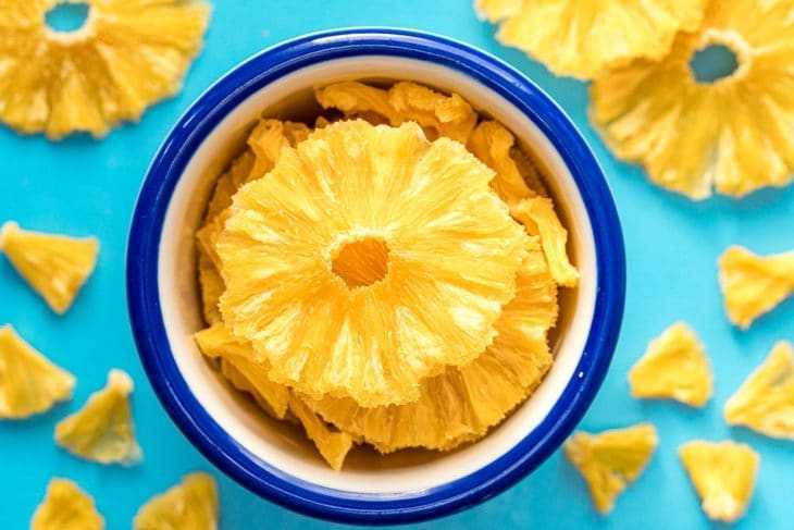 Dehidrirani ananas u posudi