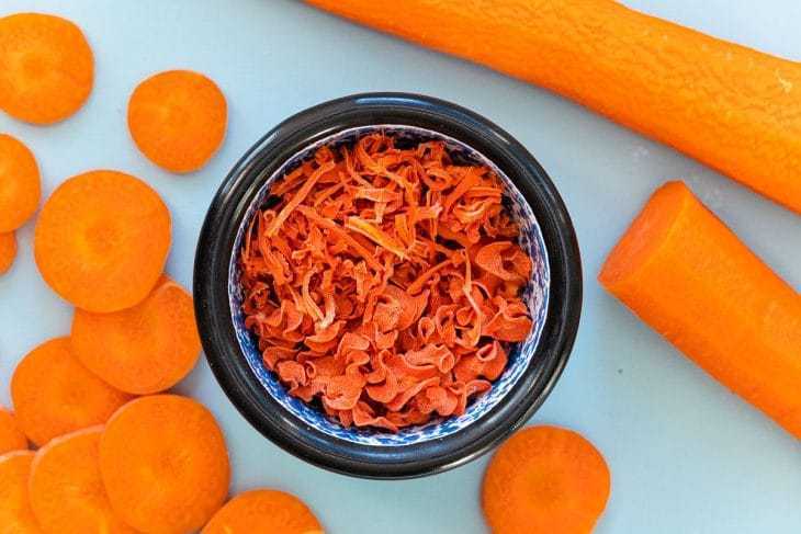 Cenouras desidratadas em um prato pequeno