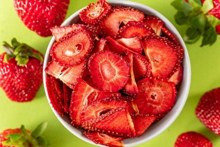 Căpșuni deshidratate într-un castron
