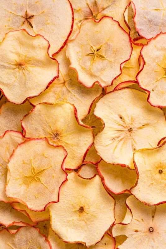 Un mucchio di patatine di mela essiccate.