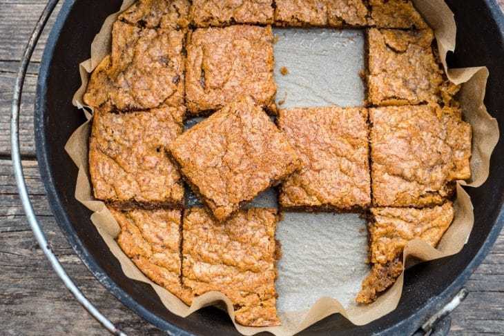 Blondie squares sa isang Dutch oven