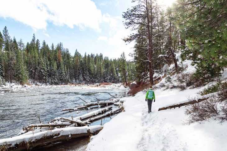 मेगन एक नदी के किनारे बर्फ में लंबी पैदल यात्रा कर रही हैं