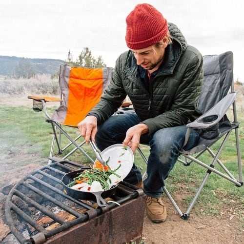 Michael nấu ăn bên đống lửa trại