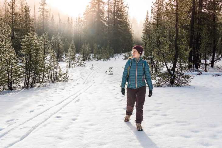 Megan caminhando em uma trilha coberta de neve
