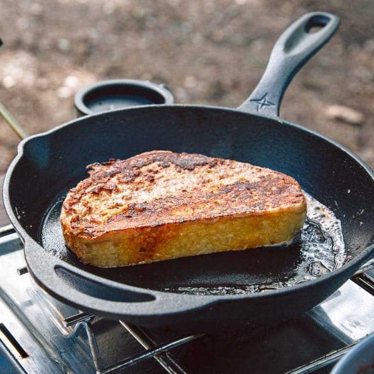 Un trozo de tostada francesa en una sartén de hierro fundido