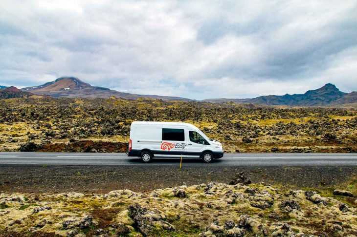 รถตู้สีขาวขับผ่านทุ่งลาวา Berserkjahraun ในประเทศไอซ์แลนด์