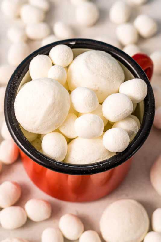 Αφυδατωμένα marshmallows σε μια κούπα.
