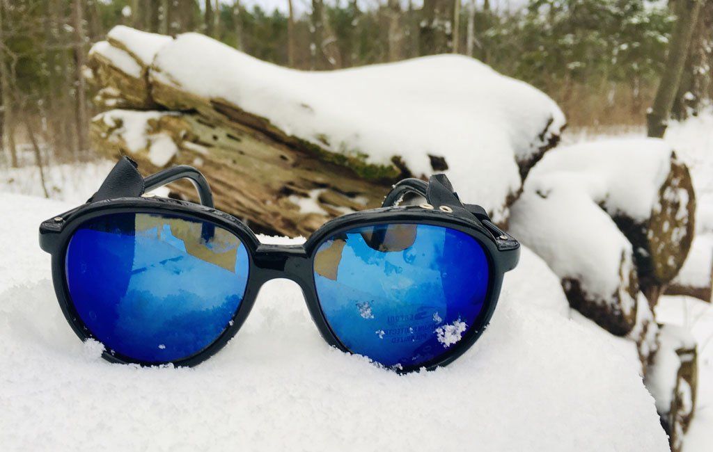isbriller vises i snø