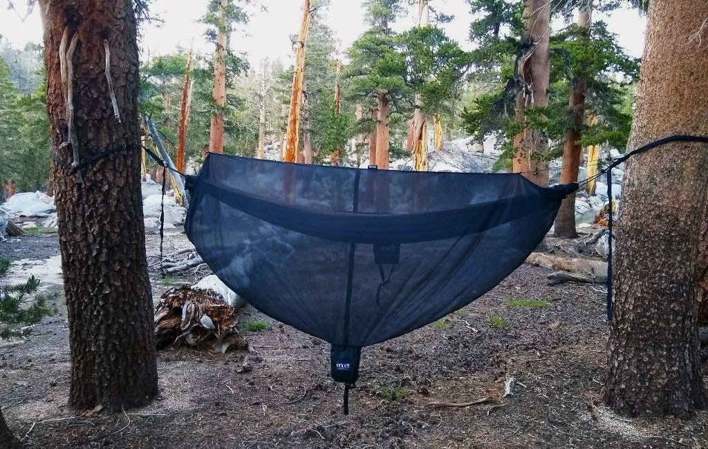 hamac camping avec un filet anti-insectes