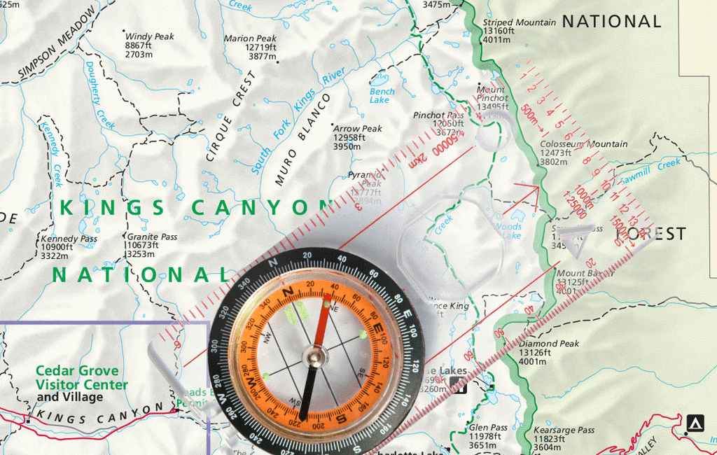 kā izmantot kompasu, lai atrastu savu atrašanās vietu kartē