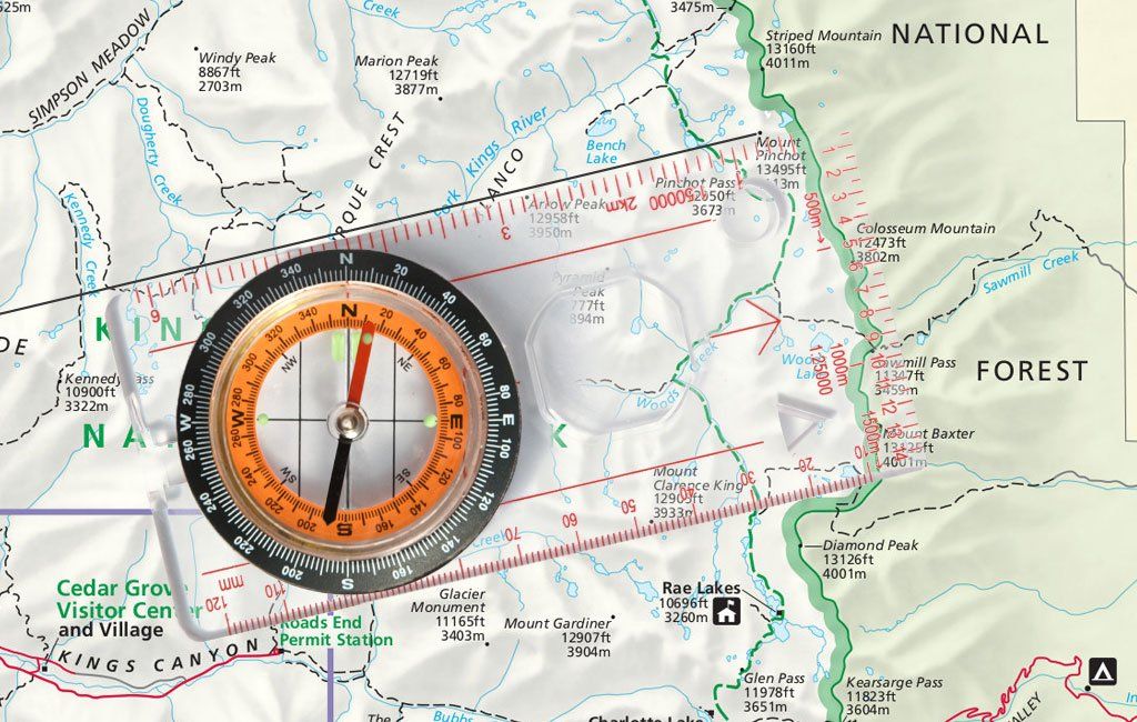 hoe u een kompas gebruikt met behulp van de oriëntatiepijl