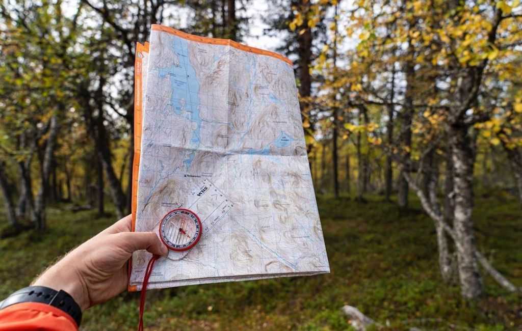 hur man använder en kompass och en karthandledning