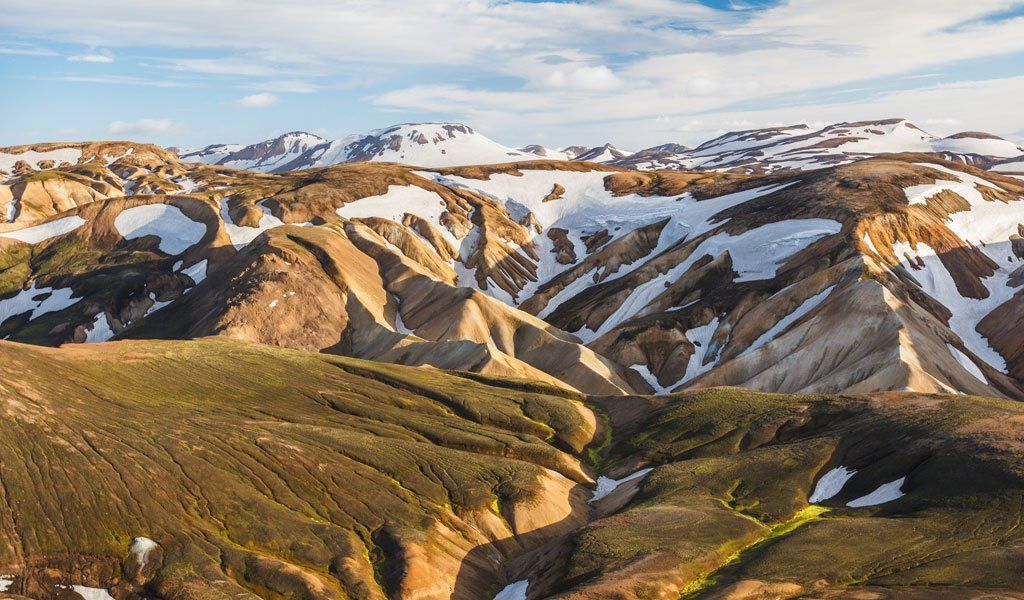 no ziemeļiem uz dienvidiem šķērso Islandes episkās takas visā pasaulē