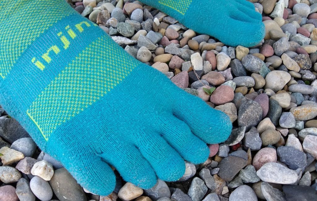calcetines de senderismo injinji que muestran la separación de los dedos del pie