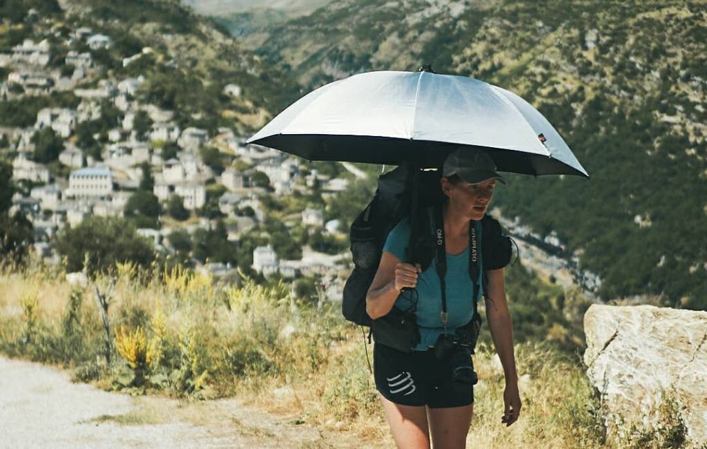 nő túrázás egy esernyővel Montbellből