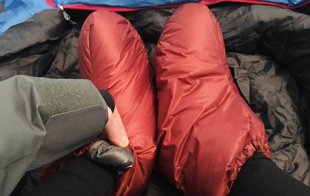 chaussons en duvet portés sous la tente