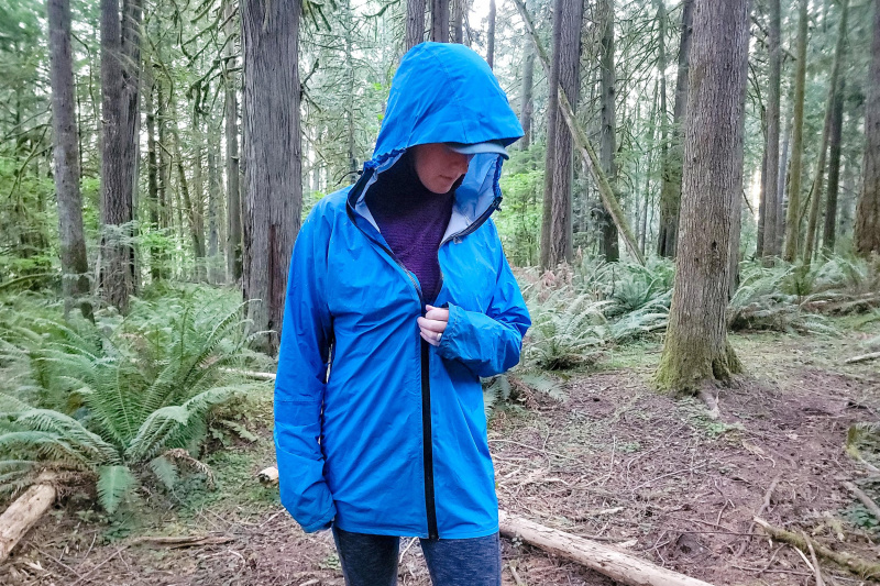   Egy túrázó, aki a Zpacks Vertice kabátot viseli egy erdőben