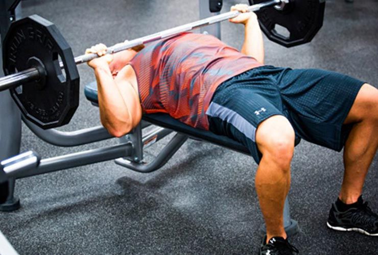 Šokirajte mišice z dvigovanjem težjih bremen, ne pa z neumnimi funkcionalnimi vajami