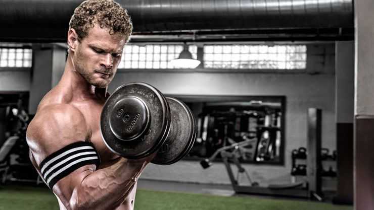 Odchylenia w bicepsie w celu przyspieszenia wzrostu mięśni